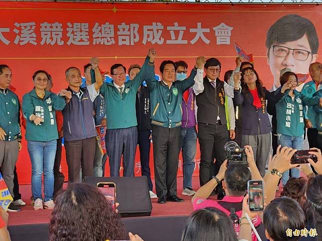 民進黨總統參選人賴清德(左5)出席無黨籍桃園市立法委員趙正宇(左6)大溪競選總部成立大會。(記者周敏鴻攝)