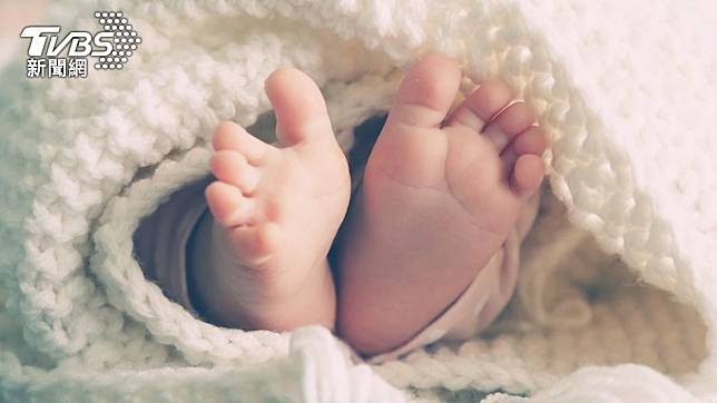 一名女網友分享自己出生財7個月大時就被母親拋棄從小就是由爸爸和爺爺帶大。（示意圖／shutterstock 達志影像）