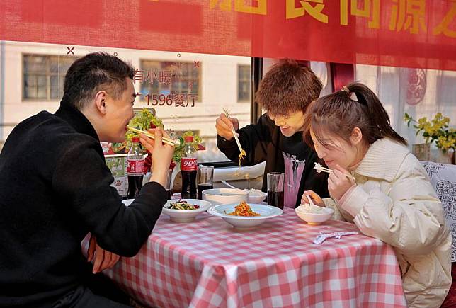 Passengers dine aboard train K212 which travels from Ningbo, east China's Zhejiang Province, to Guangzhou, south China's Guangdong Province, Jan. 13, 2025. (Xinhua/Jiang Han)