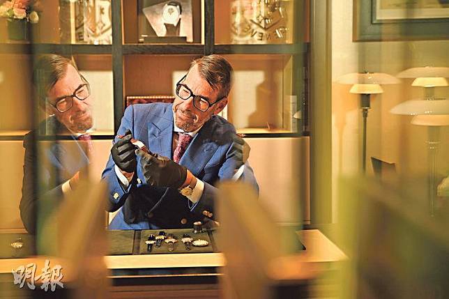 Vacheron Constantin的Style and Heritage Director Christian Selmoni對品牌一枚1950年代製作的斜面腕表愛不釋手。（蘇智鑫攝）