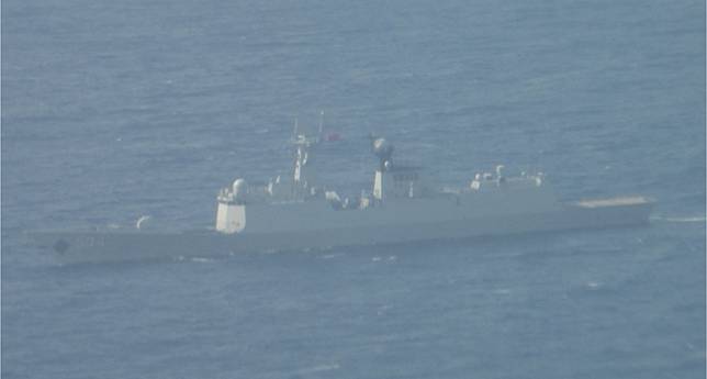 國防部2026.4.27公布闖入澎湖西南海域2艘共艦偵察監控照片。圖為江開2型（054A型）護衛艦「寶雞號」（舷號534）。國防部提供
