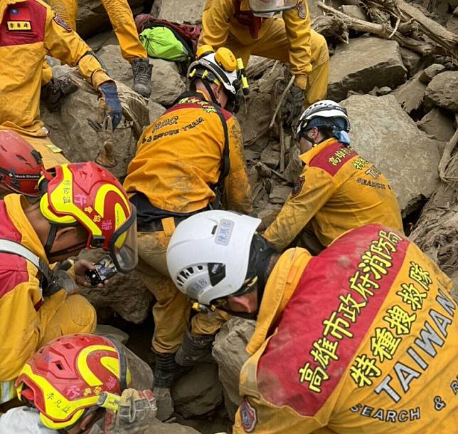 高雄市特種搜救隊持續在花蓮地震災區救援。 圖：高雄市消防局/提供