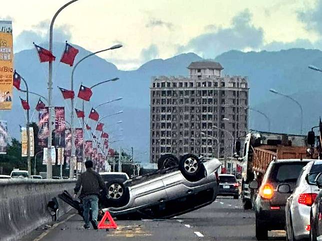 蘭陽大橋驚魂:休旅車為閃避安全帽造成翻覆