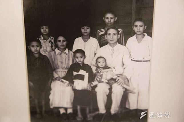 鄒族領袖高一生在白色恐怖時期遭台北憲兵隊處決，其子高英傑18日發表新書《拉拉庫斯回憶》，書中附有高一生與親友的合影。（簡必丞攝）