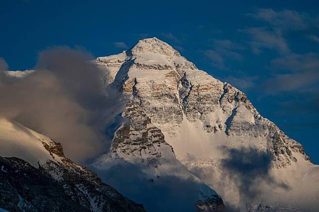 This photo taken on May 21, 2024 shows a view of the Mount Qomolangma at sunset in southwest China's Xizang Autonomous Region. (Xinhua/Sun Fei)