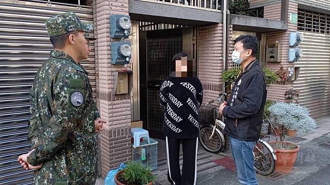 臺南市軍人服務站站長劉可雲致贈官兵家屬慰問金。（臺南市軍人服務站提供）