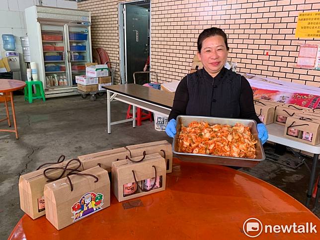 朴婕瑀特地向遠在韓國的家人學做道地韓國泡菜販售籌募蓋廟經費。   圖：林昀真／攝