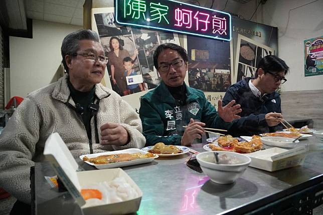 楊烈(左)與陳其邁(右)陪李昆澤(中)逛夜市嚐美食。 圖：李昆澤競總/提供
