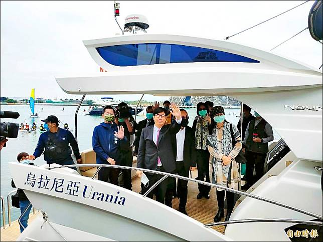 高雄市長陳其邁(揮手者)搭乘遊艇，抵達簽約會場。(記者葛祐豪攝)