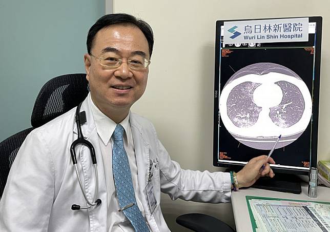 醫師許人文指出，王姓「首確族」電腦斷層呈現「白肺」。（記者陳金龍攝）