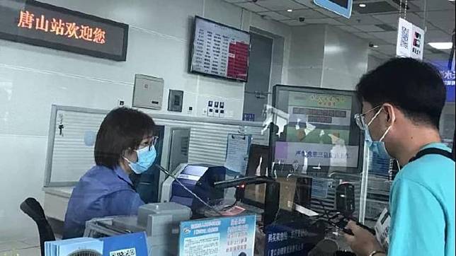 唐山發生地震後列車暫停部分乘客到站內退票(唐山市政府新聞辦微博)
