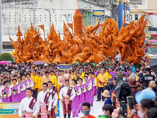 รัฐบาลทุ่มสุดตัว งานประเพณีแห่เทียนพรรษา จ.อุบลราชธานี | AEC10NEWs | LINE TODAY