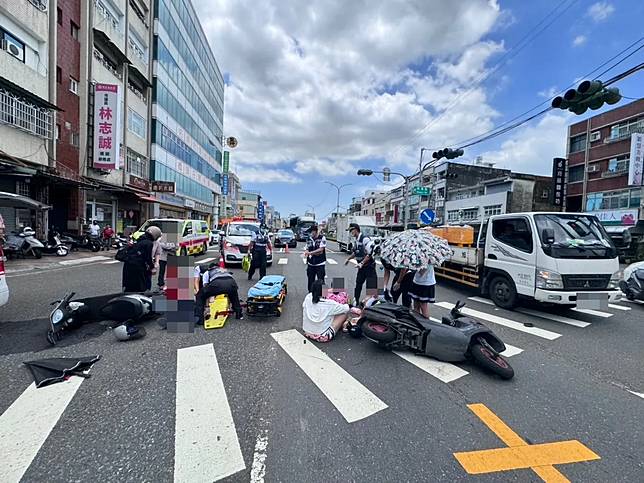 高雄7旬成姓老翁疑似闖紅燈，與「四貼」機車撞個正著，5人倒地送醫，成男因多處傷勢，最後仍回天乏術。民眾提供