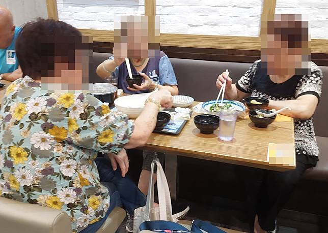 有網民指近日於西灣河一間快餐店，目擊3名老婦由下午茶坐到晚餐時段，「仲要自己帶餸入嚟食」、「食到成張枱都係花生殼」，又斥掃地女員工「叫經理炒咗你嗱，你咁老冇人請你」。