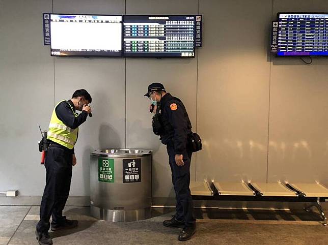接獲放置炸彈恐嚇，警方不敢大意，在桃園機場捷運A1台北車站各個角落加強巡查。(桃園大眾捷運股份有限公司提供)