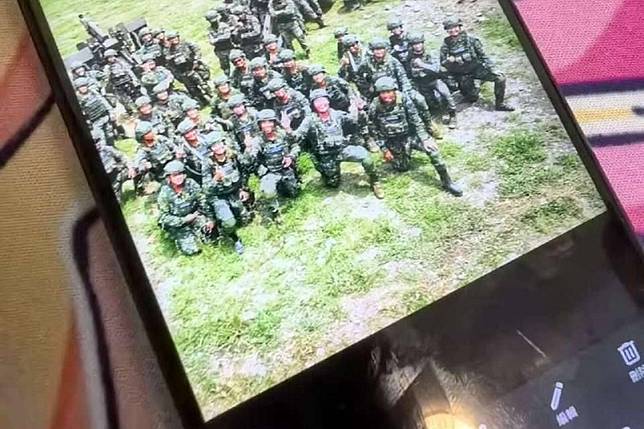 一名陸軍官兵手機疑似遺失，未料，該部手機卻被輾轉流到中國，手機照片、內容全部外露。（取自軍事迷臉書）