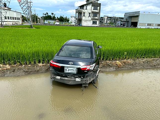 冬山車禍衝田！4人送醫無大礙