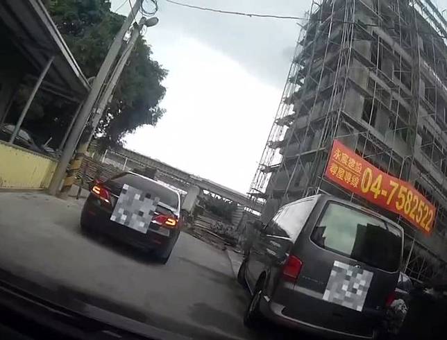 施男駕駛黑色轎車，倒車衝撞警員還企圖逃逸。民眾提供