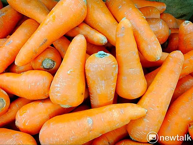 近期網路上流傳著食用過量胡蘿蔔會導致維生素A中毒的說法。（資料照）   圖：閻芝霖/攝