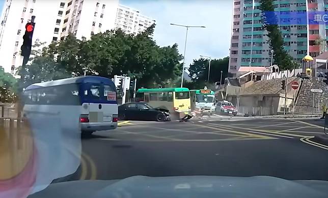 車Cam直擊｜清水灣中港車牌私家車攔腰直撞綠VAN。(網片截圖)