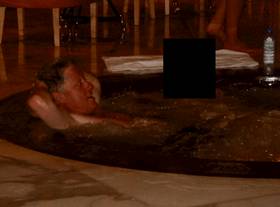 柯林頓曾被曝光裸半身與人躺在按摩浴缸內。路透社