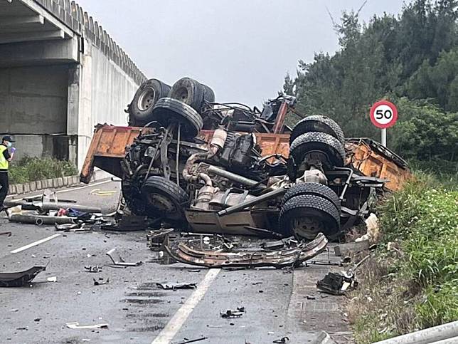 台61線桃竹交界砂石車衝破護欄墜橋，駕駛送醫不治。（圖：警方提供）