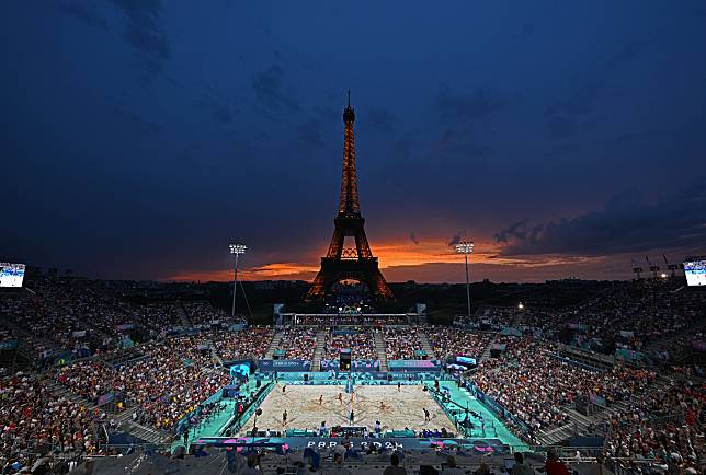 Spectators watch a beach volleyball preliminary phase match near the Eiffel Tower at the Paris 2024 Olympic Games in Paris, France, July 31, 2024. (Xinhua/Li Ga)