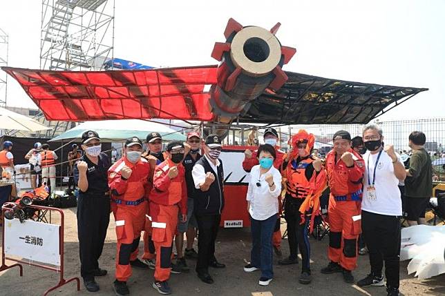 Red Bull 飛行日（Flugtag）已在近百座城市舉辦，台灣是亞洲唯一場更是首度舉辦，盧秀燕市長特地參觀台中地主隊「一生消防」的飛行器，並和所有消防員一起大喊警衛消防加油。(圖/台中市政府)