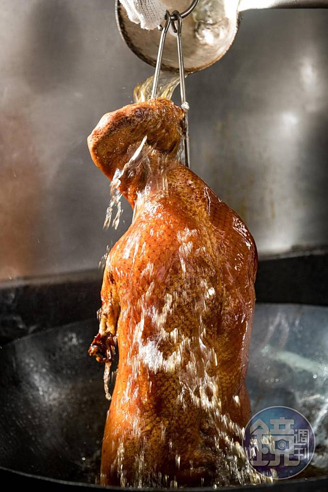 烤熟的鴨子不等人，淋完油就要馬上片皮上桌，才外脆內多汁。