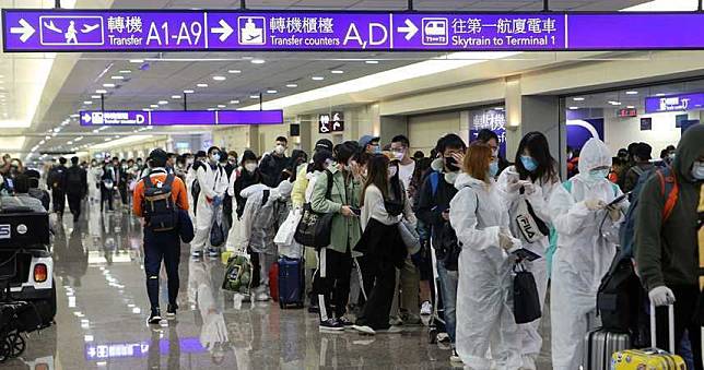 違反居家檢疫拒收罰單落跑時機場遭攔　韓籍夫妻控訴「侵犯隱私」