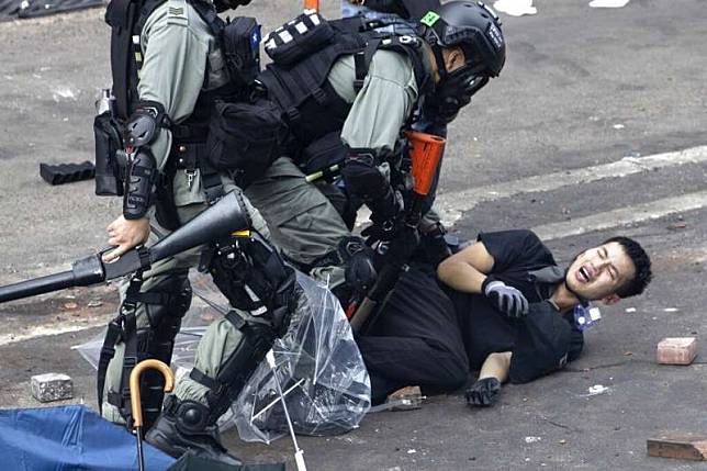 「反送中」勇武派與香港警察在理工大學發生激烈衝突，警方18日陸續逮捕想要衝出校園的示威者。（美聯社）