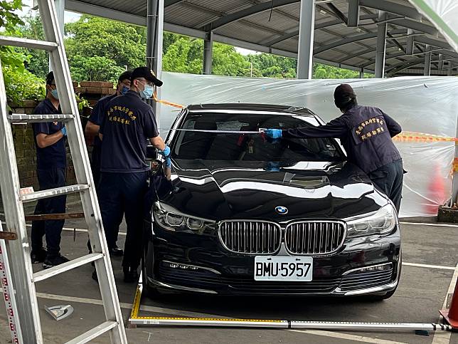 台南市警局鑑識小組針對洪姓死者所乘坐的BMW黑色轎車蒐證。記者邵心杰／攝影