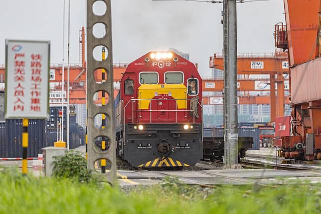 A China-Europe freight train departs from the Tuanjiecun Station of Chongqing International Logistics Hub Park in Shapingba District of Chongqing, southwest China, July 30, 2024. (Xinhua/Huang Wei)