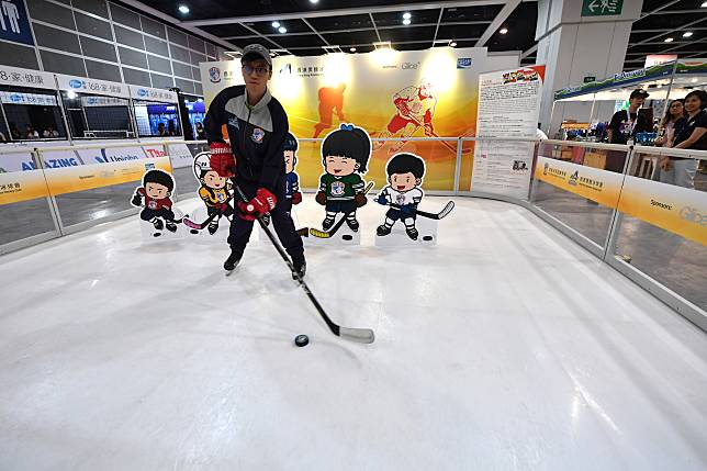 今年運動消閒博覽特別舖設仿真冰地，入場人士可即場玩溜冰和冰上曲棍球。
