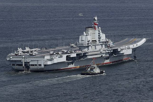 中共遼寧號航空母艦傳出9日通過台灣海峽，不過國防部晚間發布新聞稿澄清，指出「遼寧艦通過台灣海峽」是假訊息。（資料照，美聯社）