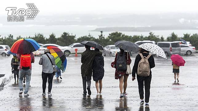 明日華南雲雨帶通過台灣，全台雲量增多，降雨機率提高。（示意圖／Shutterstock達志影像）