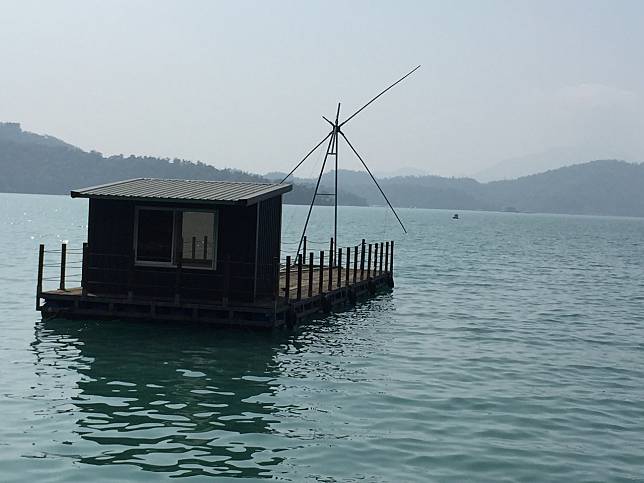 四角吊網船筏是日月潭特有的捕撈方式，也成為水面特殊景觀。記者江良誠／攝影