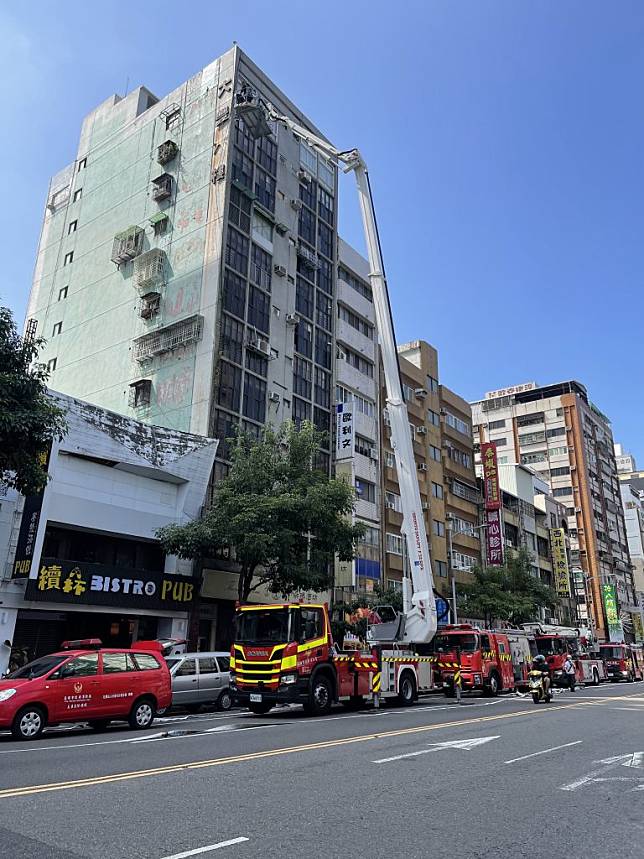 新興區七賢二路65號11樓之4發生火警消防隊5分鐘內及時趕到搶救。（記者吳文欽攝）