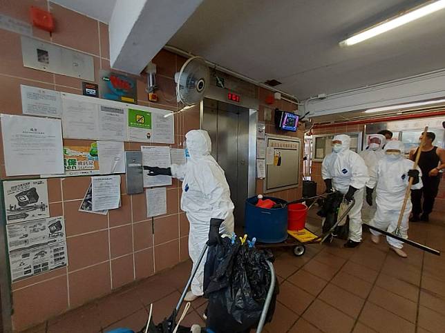 一行約10人的清潔工今午到瀝源邨祿泉樓第6座消毒。(趙瑞麟攝)