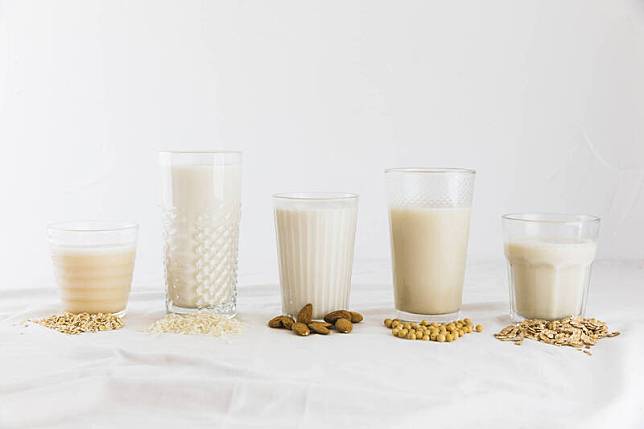 國健署表示，鮮奶及植物奶可提供的營養素不同，所以是不能互相替換，應依照自身所需營養素，來挑選適合的飲品。(圖取自freepik)