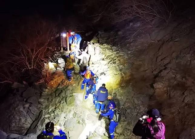 救援隊登山尋找男子。