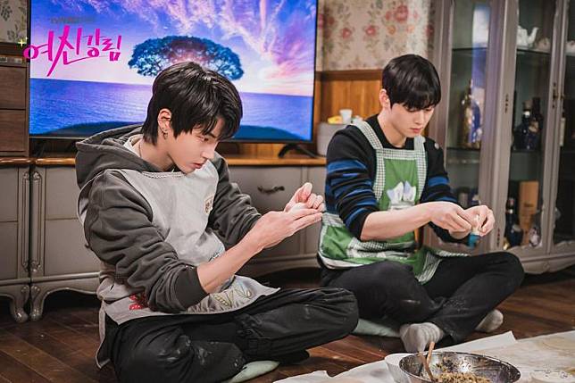 《女神降臨》「修豪」車銀優（右）和「書峻」黃仁燁在最新一集中展開餃子對決。（翻攝自tvN DRAMA Facebook）