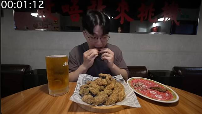 「吃貨豪豪」被店家刁難重啃骨頭。擷取YouTube吃貨豪豪HowHowEat