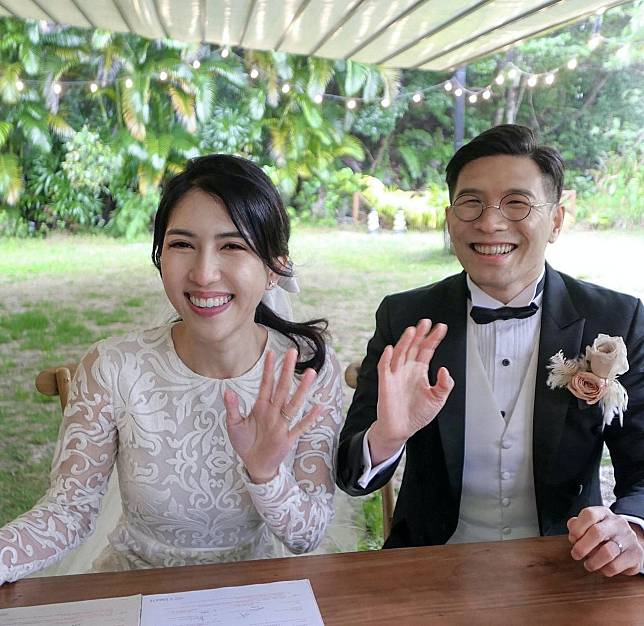 利君牙與《100毛》創辦人之一姚家豪昨日簽字結婚。  