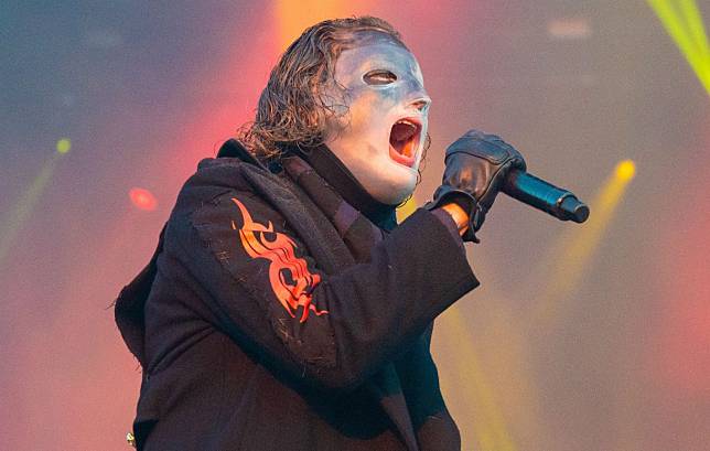 Corey Taylor แห่ง Slipknot บอกว่าอัลบั้มเดี่ยวชุดใหม่ของเขาจะมี ''เพลงกีตาร์ที่ยิ่งใหญ่ และเปลี่ยนแปลงโลก''