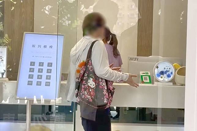 7日下午，許多消費者前往愛爾麗台中文心店要求退費。民眾提供
