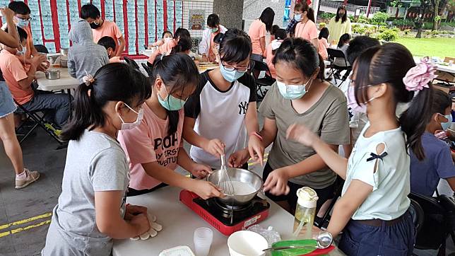 農糧署南區分署輔導學校辦理食米學園教育推廣課程，國小學童參與製作米布丁。 （記者羅玉如攝）