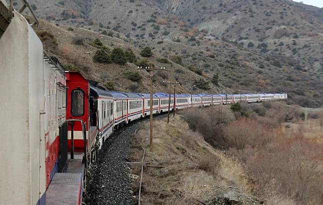 A train of the Touristic Eastern Express is seen rolling in Erzincan, Türkiye, on May 21, 2024. (Mustafa Kaya/Handout via Xinhua)