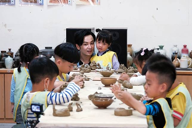 ▲張書偉帶小朋友體驗陶藝課程，充滿活力與耐心。（圖／LINE TV提供）