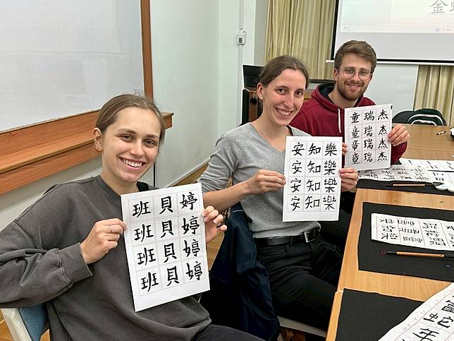 學生們首次體驗執筆書寫中文名字